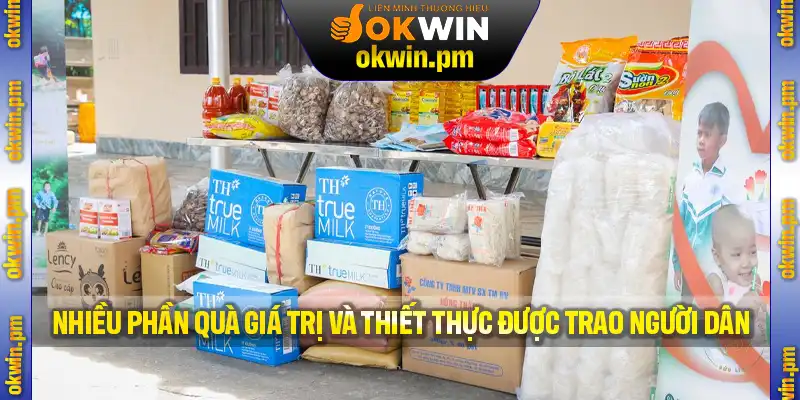 Nhiều phần quà giá trị và thiết thực được trao cho người dân