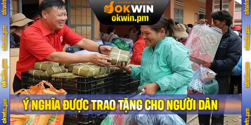 Nhiều phần quà ý nghĩa được trao tặng cho người dân